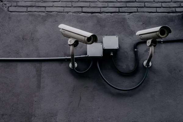 Etykiety przeciwkradzieżowe, bramki i CCTV — skuteczna ochrona sklepu